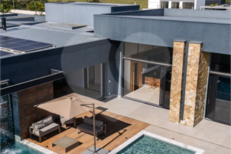 Indaiatuba - Quintas da Terracota - 1252 m² de terreno - casa térrea com 514 m² de área construída -3 vagas de garagem cobertas e 3 descobertas Lavabo - Sala de estar e jantar amplas e integradas - Escritório privativo - Cozinha toda equipada com geladeira, forno, micro-ondas, lava-louças,