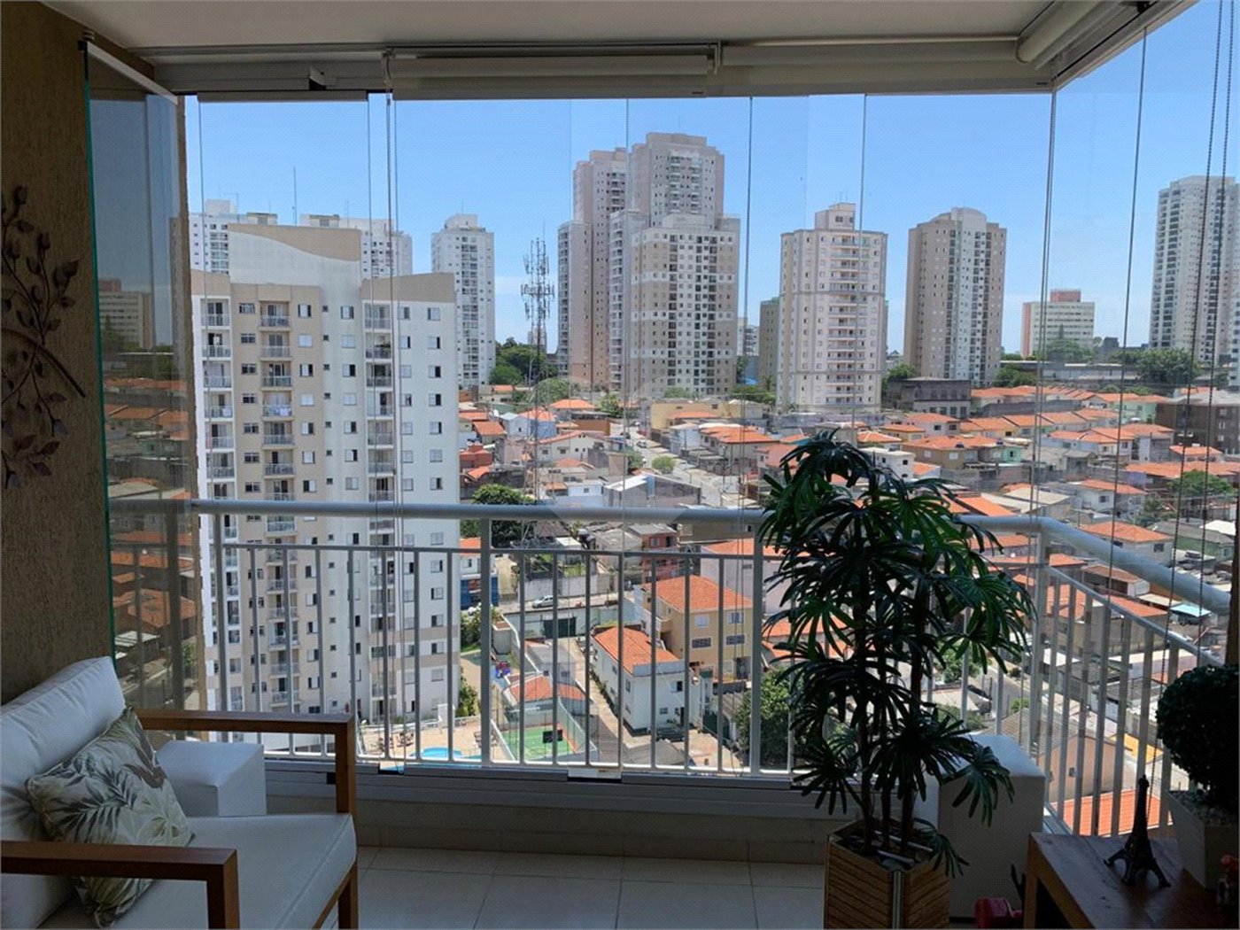 Apartamento de 70m2 com 3 dorms, 2 banheiros, 1 suíte, 1 vaga. Estuda permuta.