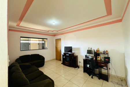 Casa á venda, com 03 Dormitórios, em São Carlos.