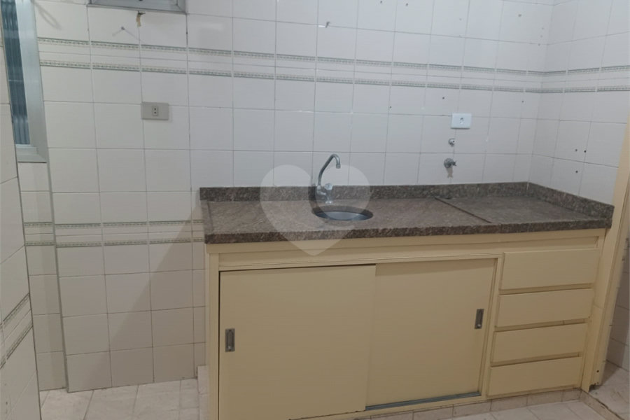 Apartamento super bem localizado, com 01 dormitório e armário embutido
