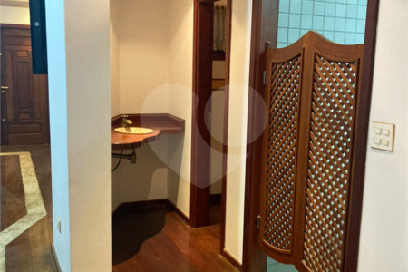 Casa Térrea com Acabamento em Tijolo Aparente e Quintal Amplo - Próximo ao Shopping Iguatemi