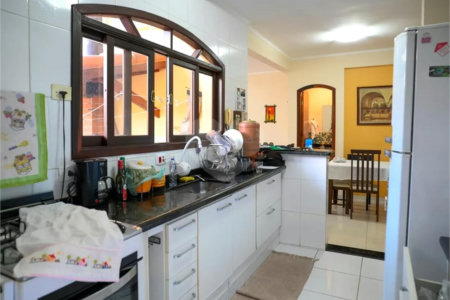 Sobrado com 2 vagas.