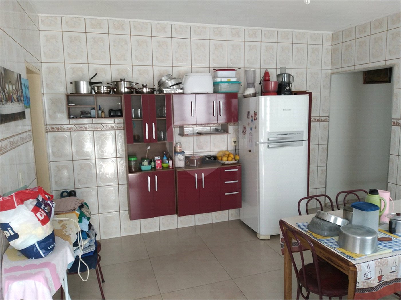 Casa térrea com 2 dormitórios, sendo 1 suíte.