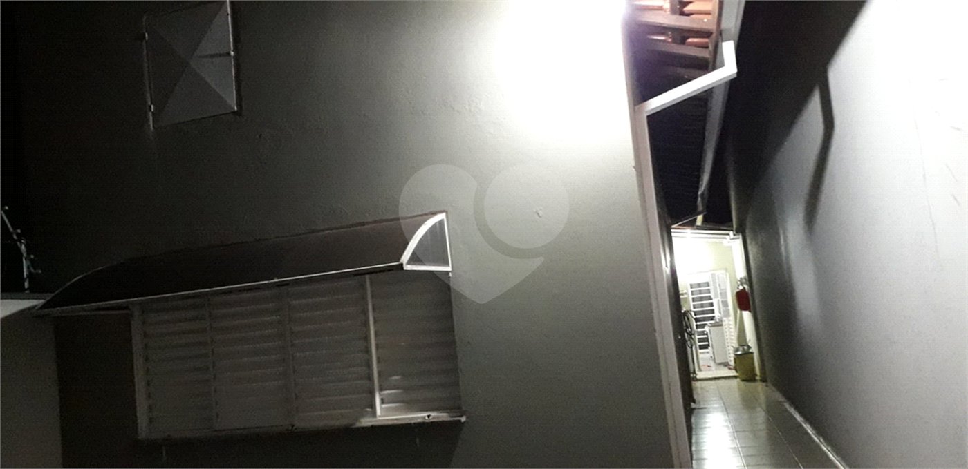 Casa térrea com 3 dormitórios, sendo 1 suíte.