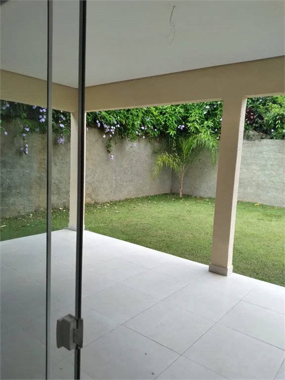 Casa de alto padrão na Granja Viana - Fazendinha Descrição do Imóvel 4 Suítes e 6 vagas de garagem