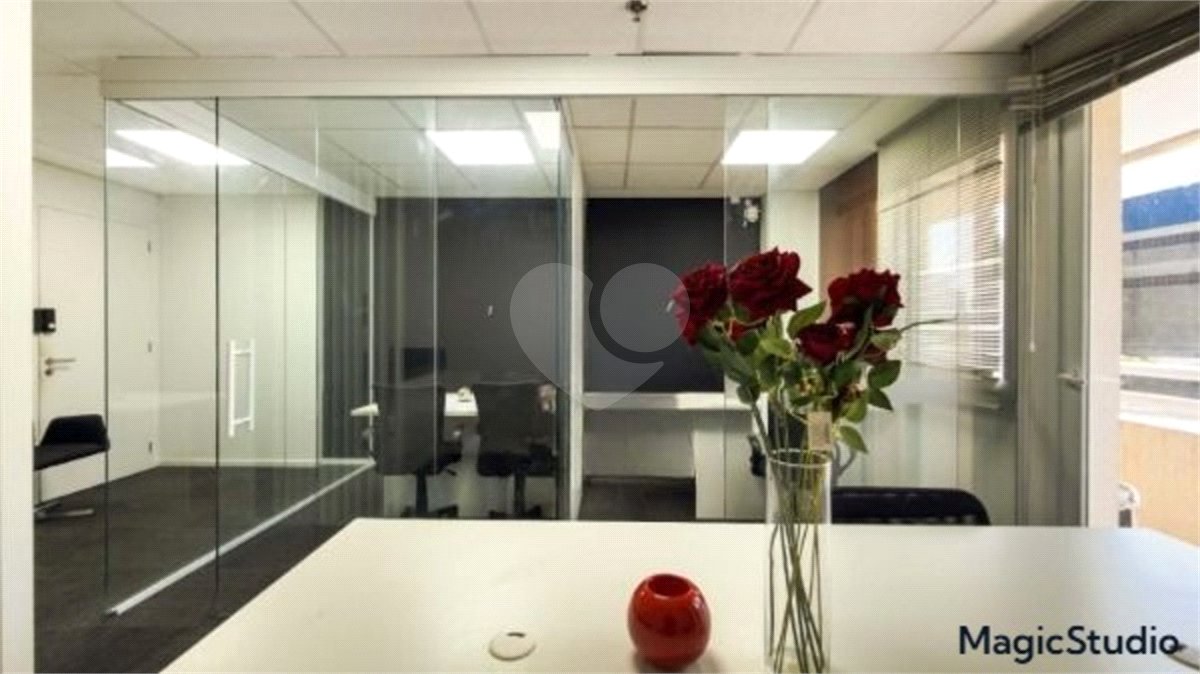 Sala comercial com 35m², 1 vaga, 1 banheiro, à venda na Barra Funda.