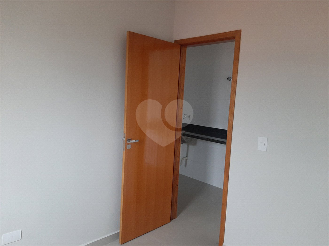 Apartamento com 44m2, 2 quartos, banheiro, sala integrada à cozinha, varanda gourmet e 1 vaga