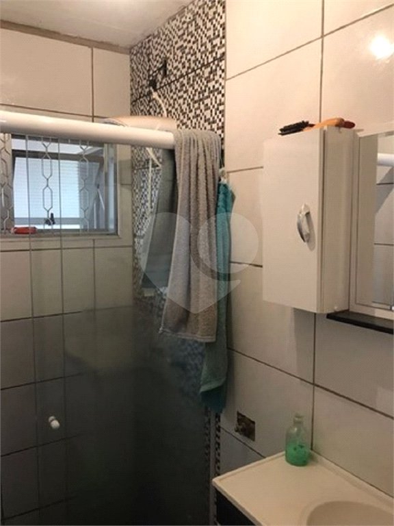 Casa térrea com 3 dormitórios, sendo 1 suíte.