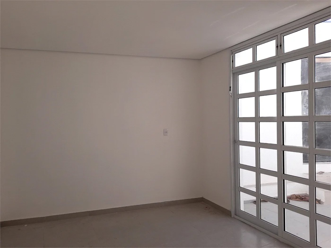 Sobrado novo com duas suites , duas vagas .