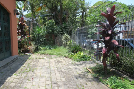 Casa no Pacaembu com ótima distribuição e amplo quintal em terreno em declive