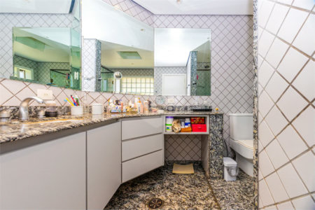 Casa à venda com 4 quartos, sendo 3 suítes, em Interlagos, São Paulo, SP