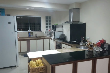 Sobrado com 224m² , 3 dormitórios , sendo 2 suítes , 3 vagas de garagem , 7 banheiros , à venda na Vila Scarpelli em Santo André.