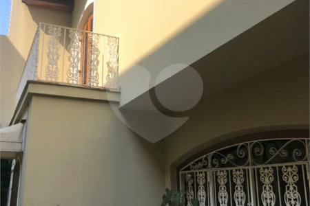 Sobrado com 363m² à venda no Alto da Moóca - 3 suítes e 6 vagas.