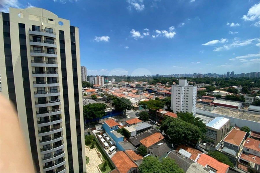 Apartamento possui 70 metros,1 vaga de garagem coberta.