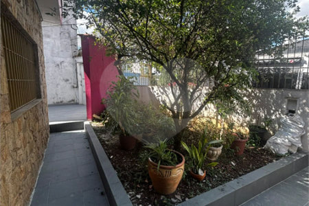 Casa com 70m², 3 dormitórios, sendo 1 suíte, 4 vagas, à venda no bairro do Ipiranga.
