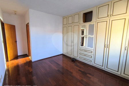 Casa á venda na Avenida Pau Brasil.
