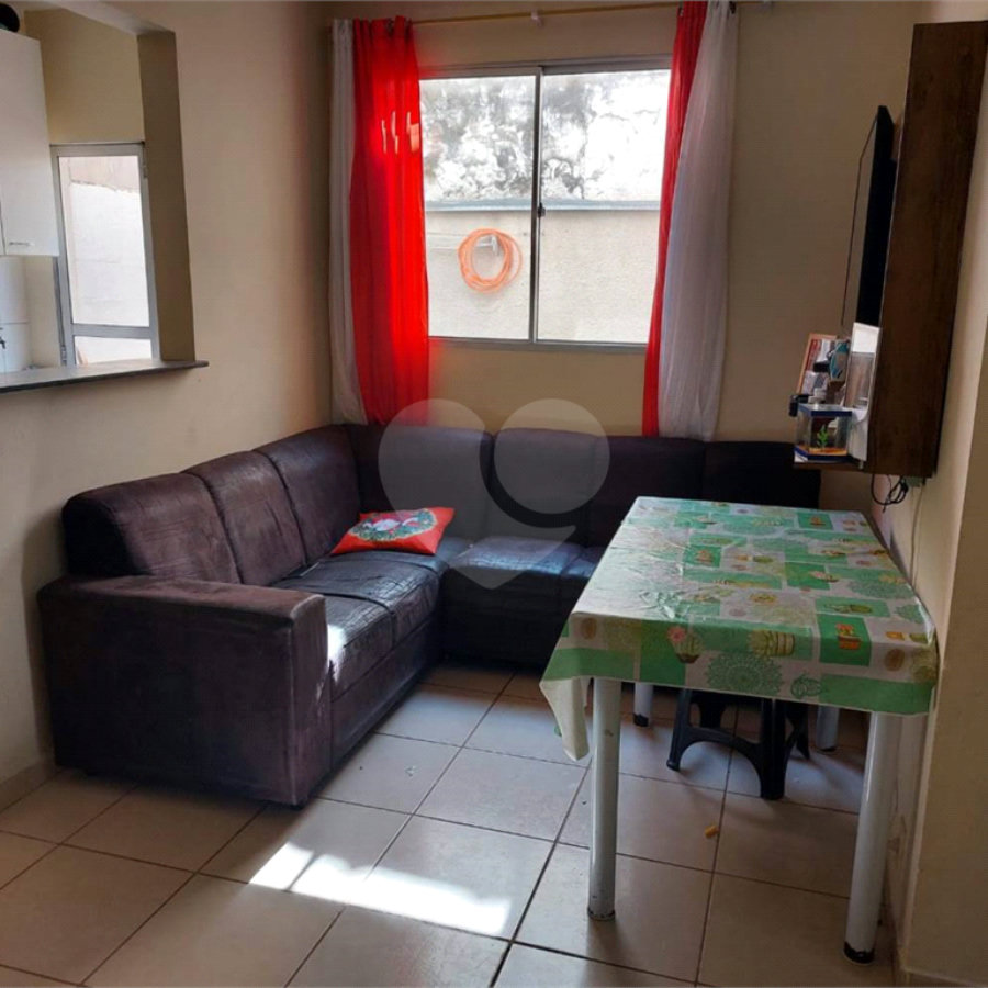 Apartamento no Condomínio Mont Vernon .