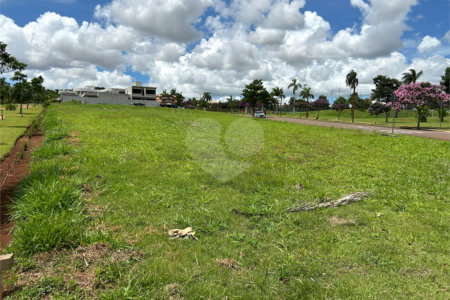 Terreno no condomínio Damha Golf em frente área de lazer com 1.404,40 m²