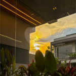 Indaiatuba - Condominio Sapezal - R$ 2.400.000,00 - Área Total 360,00 m² - Área Construída 213,32 m² - TÉRREA - 03 suítes sendo a master com closet; - Escritório; Lavabo; Cozinha com cooktop e planejados; Gourmet com churrasqueira; Ambientes preparados para ar condicionado; Piscina com cascata,