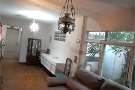 Casa Térrea Ampla com 4 Dormitórios, Suíte e Quintal à Apenas 15 Minutos do Estação Tatuapé.