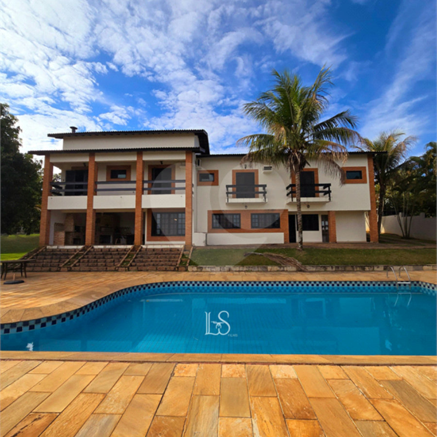 Indaiatuba- Vale das Laranjeiras - Vista dos fundos para o lago - Casa assobradada - 3 pisos, 4 quartos, 2 suítes, uma com hidro ,escritório, sala 3 ambientes, lareira, lavabo,cozinha ampla, despensa, lavanderia, churrasqueira, forno pizza, 6 wcs, piscina, jardim despensa, garagem, segurança