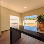Indaiatuba - Condomínio Milano - Sobrado - 350 m² de terreno - 240 m² de área construída - 4 vagas de garagem, sendo 2 cobertas - Salas de estar e jantar integradas - 3 suítes com closet e varanda no pavimento superior - Escritório no térreo - Espaço gourmet com churrasqueira - Banheiro externo