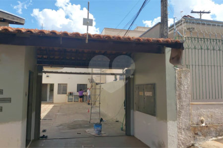 Prédio para venda com 6 kitnets.
