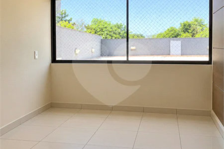 Cobertura de 255 m² com 3 dormitórios, 1 suíte, cozinha planejada, 2 vagas e área gourmet com churrasqueira.