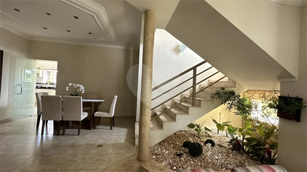 Casa em Condomínio Fechado com 4 suítes e área de lazer completa.