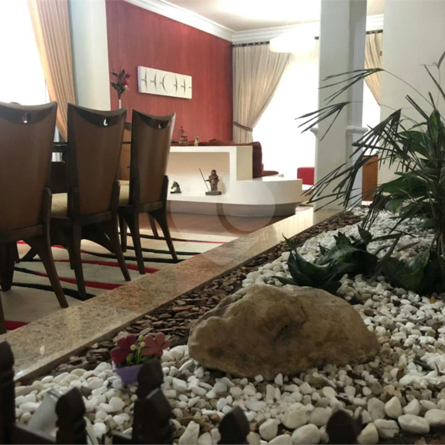 Sobrado com 363m² à venda no Alto da Moóca - 3 suítes e 6 vagas.