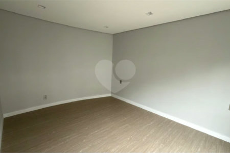 Sobrado de alto padrão no Swiss Park, totalmente reformado, com 4 suítes, piscina, elevador, espaço gourmet, 4 vagas e condomínio com lazer completo.