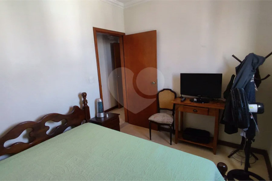 Vende-se apartamento de dois dormitórios no Edifício Marseille, no Centro de Piracicaba;