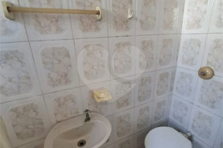Ó TIMO CASA COM 3 QUARTOS E TERRAÇO EM CONTOMINIO FECHADO