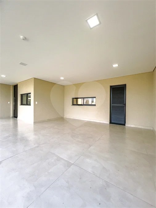 Indaiatuba - Condomínio Milano - Sobrado - 350 m² de terreno - 240 m² de área construída - 4 vagas de garagem, sendo 2 cobertas - Salas de estar e jantar integradas - 3 suítes com closet e varanda no pavimento superior - Escritório no térreo - Espaço gourmet com churrasqueira - Banheiro externo