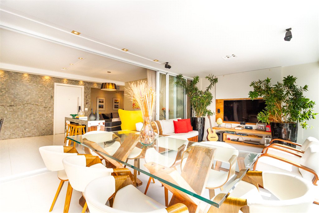 Apartamento de Alto Padrão no Campo Belo para venda com porteira fechada, com 4 dormitórios suítes e 4 vagas com lazer de club.