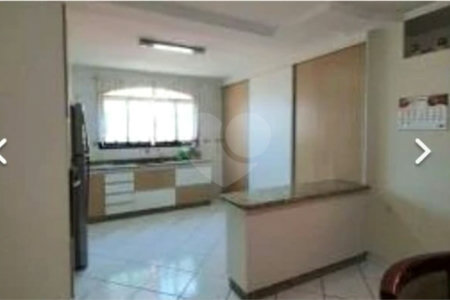 Casa com 205m² , 3 dormitórios , sendo todos suítes , 5 vagas , á venda no bairro Bangú em Santo André.