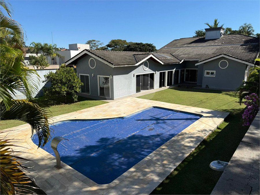 Casa alto padrão condomínio fechado em Atibaia com 4 suítes e ampla área de lazer, espaço gourmet, piscina, 6 vagas garagem