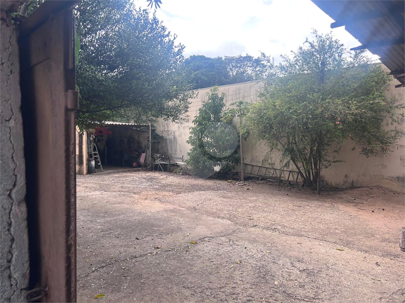 Terreno já cimentado a venda no Jockey Club