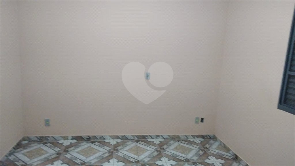 Casa Térrea com 3 dormitórios, sendo 1 suíte.