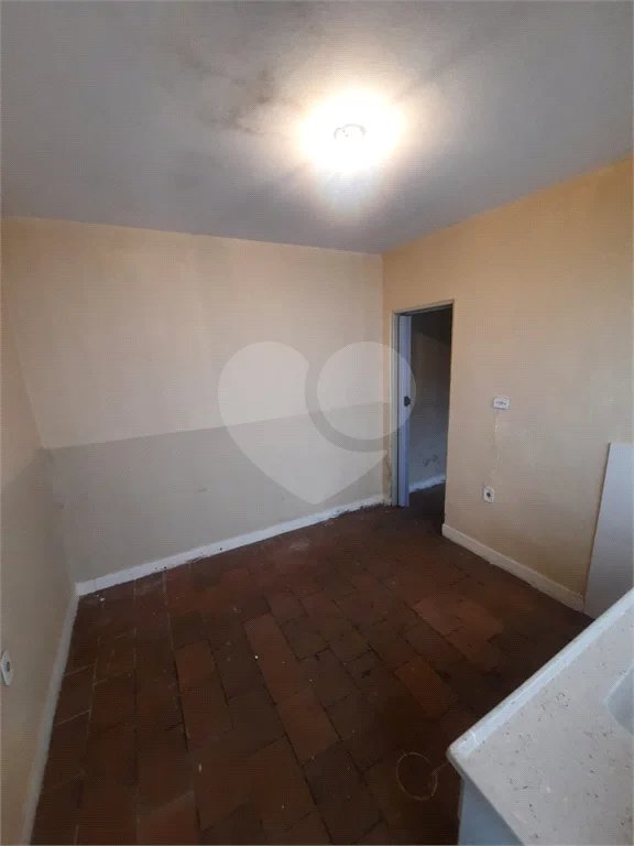 Jardim Morada do Sol- casa de vila- frente- sem vaga de garagem,(garagem pra moto,) - 1 dormitório, wc, cozinha, lavanderia - R$ 1000,00- com iptu- aceita 03 caução, fiador, 08 titulo de capitalização, obs - água e energia compartilhada, Ótima localização, próxima ao distrito i
