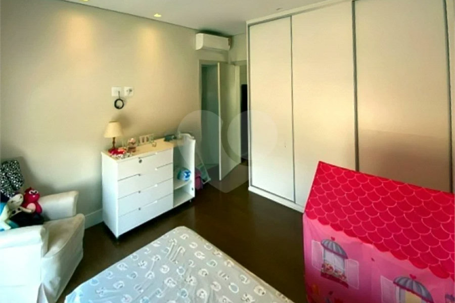 Casa de Alto Padrão em Condomínio com 4 suítes.