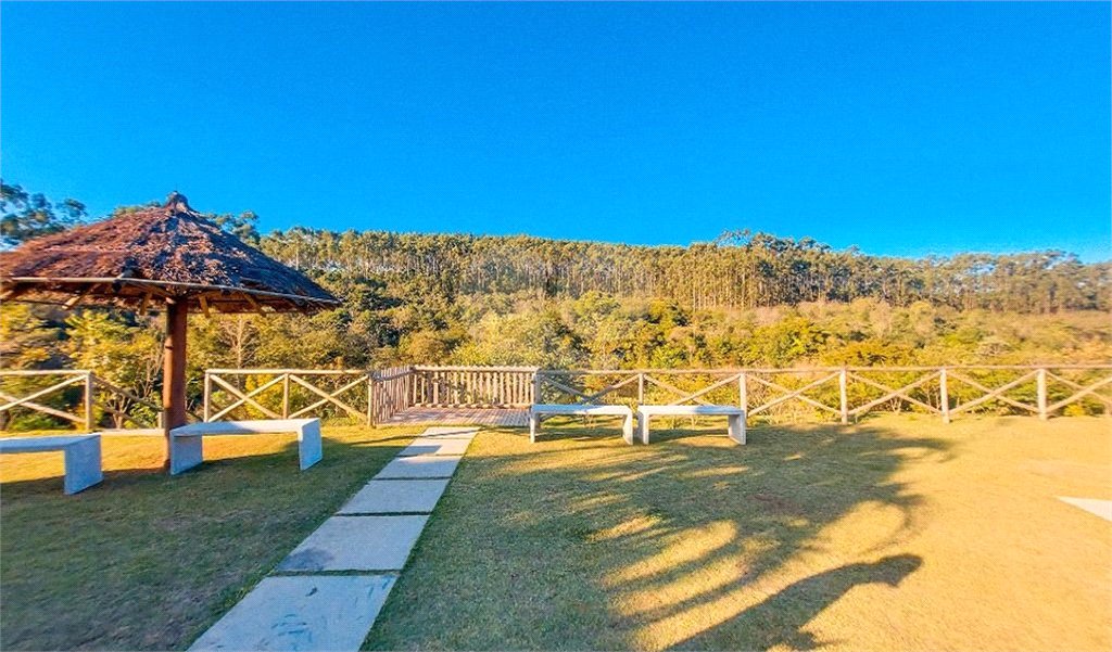 Casa à venda com 3 quartos, sendo 1 suíte, no condomínio Residencial Fazenda Alta Vista, Salto de Pirapora - SP