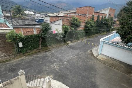 Casa à venda com 5 quartos, sendo 3 suítes, no condomínio Recanto das Palmeiras, Rio de Janeiro - RJ