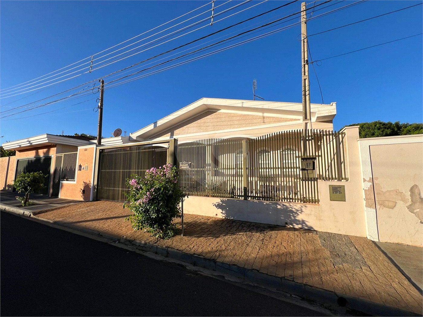 Ampla casa no condomÍnio Parque Fehr, contendo: