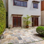 Casa à venda com 4 quartos, sendo 3 suítes,  no condomínio Vila das Flores, São Paulo - SP