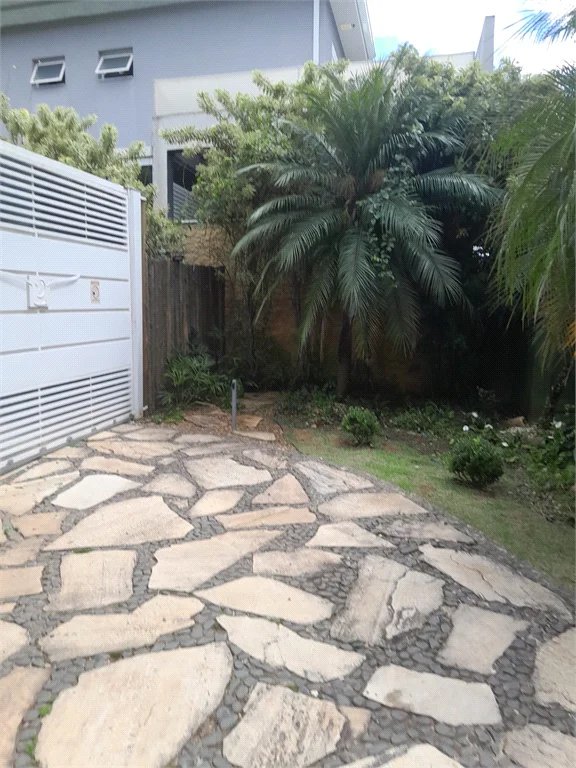 Casa à venda ou para alugar com 4 suítes em Chácaras São Carlos, Cotia, SP