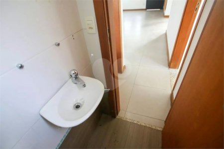 Casa à venda com 4 quartos, sendo 3 suítes, no condomínio Lícia de Alvarenga, Rio de Janeiro - RJ