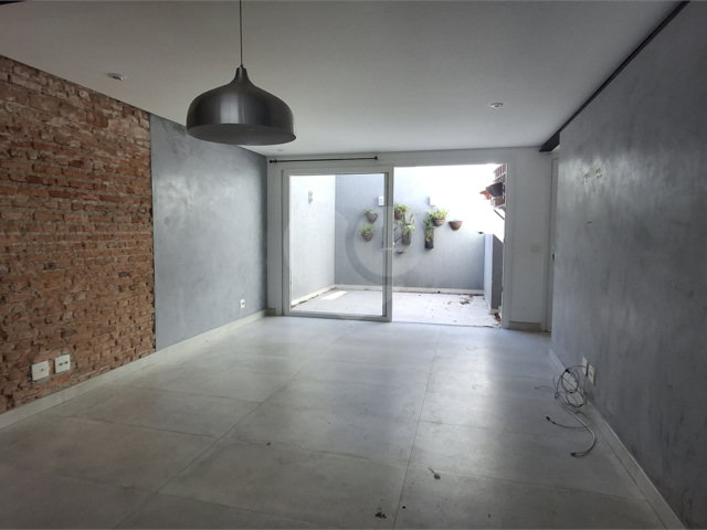Casa de Vila à venda com 2 quartos, sendo 1 suíte,  em Alto da Boa Vista, São Paulo, SP
