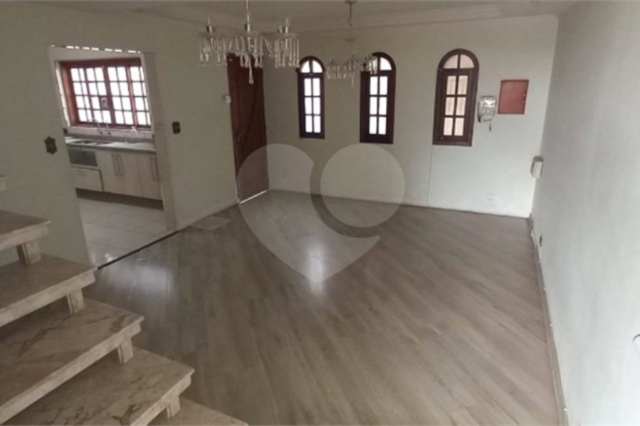 Sobrado para alugar com 3 quartos, sendo 1 suíte, em Parque Maria Domitila, São Paulo, SP