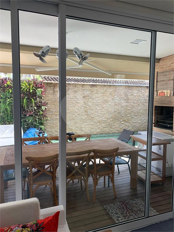 Casa à venda com 4 quartos, sendo 3 suítes, no condomínio Residencial Vila Esmeralda, São Sebastião - SP